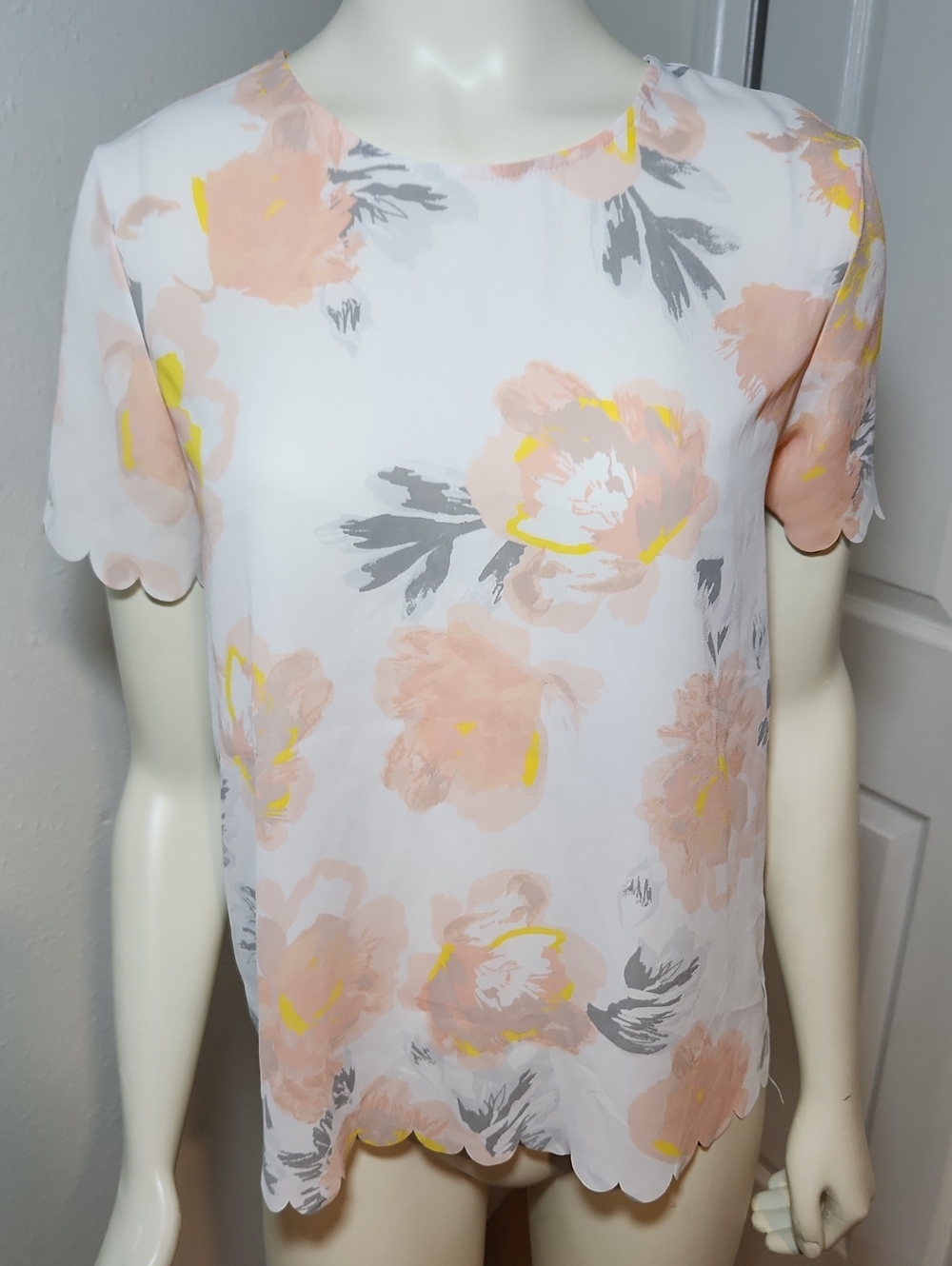 Banana Republic White Floral Scallop Short Sleeve Blouse